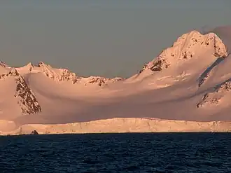 Blick von der Bransfieldstraße auf den Pautalia-Gletscher (rechts: Kalojan-Nunatak)