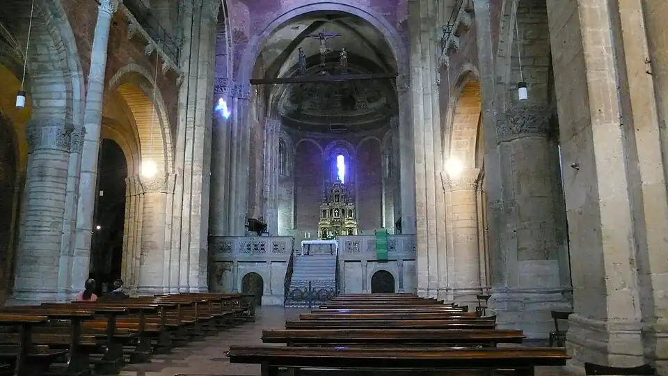 Hauptschiff zum Chor.