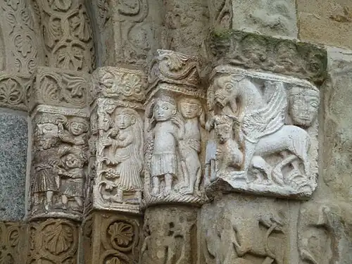 Detail eines der Kapitelle des Portals.