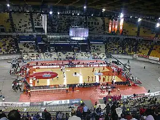 Die Halle mit Basketballfeld, sichtbar sind die großen Freiräume bedingt durch die Konzipierung des Spielfelds für Eishockey (2009)