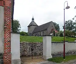 Eingang zum Friedhof bzw. zur Kirche (2013)