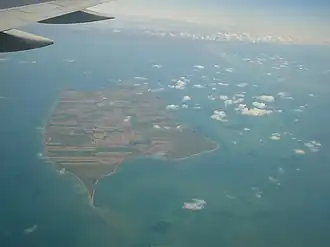 Luftbild der Insel und der Gemeinde