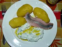 Berliner Variante: Quark mit Leinöl (hier als Kräuterquark), marinierter Hering, Pellkartoffeln