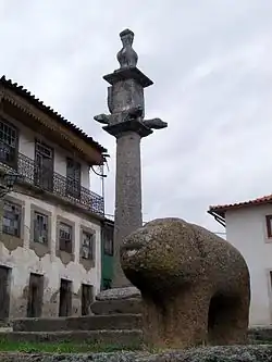 Pelourinho und Verraco in Torre de Dona Chama, Nordportugal