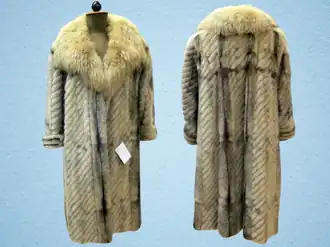 Der mit Lederstreifen galonierte Mantel, der Blaufuchskragen wurde nicht mit verwendet