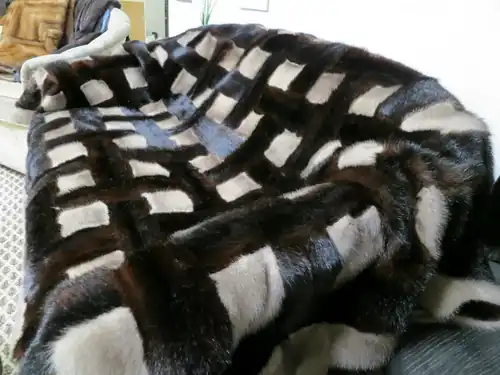 Decke umgestaltet aus einem alten Nerzmurmel-Mantel (dunkelbraun) und einer Nerzjacke (hellfarbig)