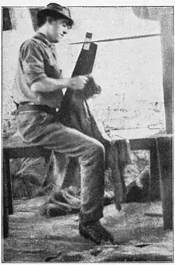 Die Felle werden an der Hautseite gesäubert