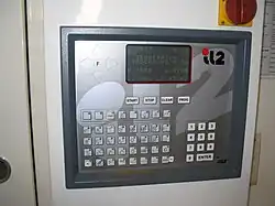 Programmtastatur eines Reinigungsautomaten in einem deutschen Pelzreinigungsbetrieb