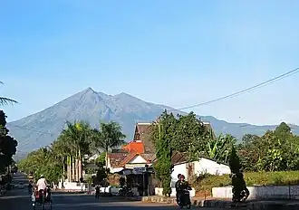 Blick von Salatiga (von NO) auf den Merbabu