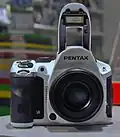 Pentax K-30, mit aufgeklapptem Blitz