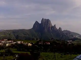 Nordseite des Pentedattilo mit der Siedlung Masella