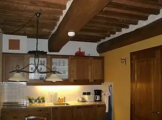 Als Küche umgestalteter früherer Wohnraum