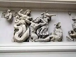 Die drei Moiren erschlagen mit Bronzekeulen Agrios und Thoas