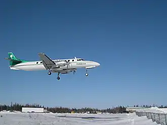 Perimeter Metroliner im Landeanflug auf den Flugplatz Tadoule Lake (2007)