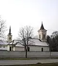 Serbisch-orthodoxe Mariä-Entschlafens-Kirche (hinten) und Römisch-katholische Kirche (vorne)