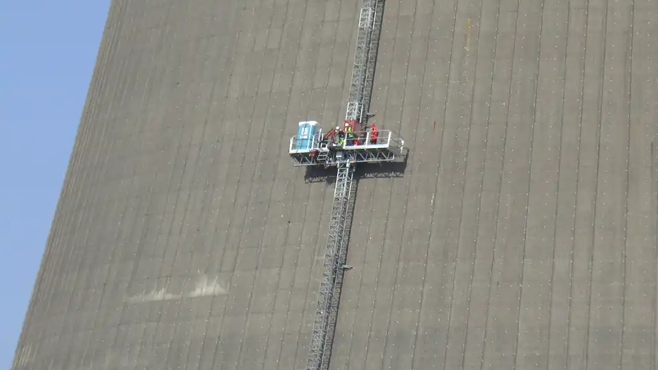 Gondel mit dem Baggerpersonal auf dem Weg nach unten