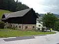 Der Pertl-Hof bei Breitenstein, der bei den Kämpfen ein Raub der Flammen wurde.