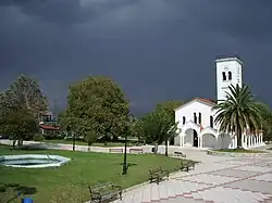 Zentraler Platz mit Kirche, dahinter der Hafen