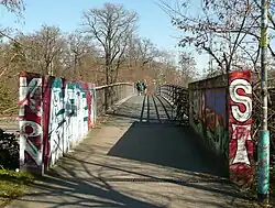 Straßenschild und Peter-Hübotter-Brücke in Hannover-Kleefeld