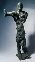 Peter Marggraf. Figur mit erhobenem Arm · Bronze auf Stahl · Höhe 73 cm.