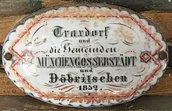 Schild von 1852 an der Peternell-Orgel in der Dorfkirche von Münchengosserstädt mit der Aufschrift "Traxdorf und die Gemeinden Münchengosserstädt und Döbritschen 1852"