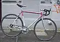 Ein Peugeot Rennrad aus den 1990ern mit einem TIG-geschweißtem Rahmen aus Reynolds 525 und einer Vitus-Alugabel