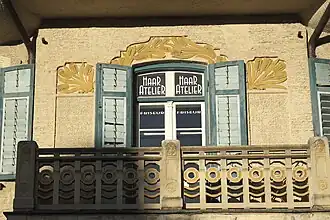 Balkon mit Braugersten-Dekor