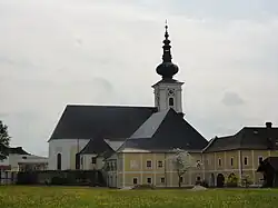 Kirche mit dem Pfarrhof