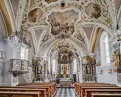 Inneres einer Kirche mit Blick zum Hochaltar