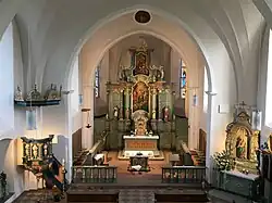 Hochaltar mit Seitenaltar und Kanzel