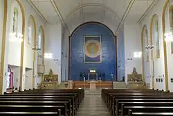 Nische im Kirchenschiff links: Eibinger Reliquienschatz / im Altarraum mittig: Reliquienschrein der hl. Hildegard v. Bingen.