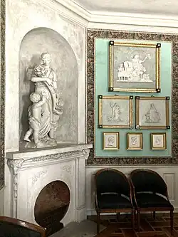 Empfangs-zimmer mit Gipsreliefs