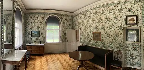 Zimmer mit Papiertapete im Erdgeschoss