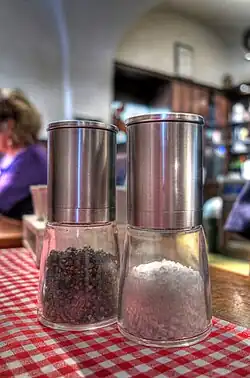 Moderne Pfeffer- und Salzmühle