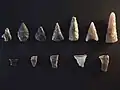 Auswahl jungsteinzeitlicher Pfeilspitzen (obere Reihe) und Pfeilschneiden (untere Reihe) aus Feuerstein (Fundort: Duisburg-Serm)