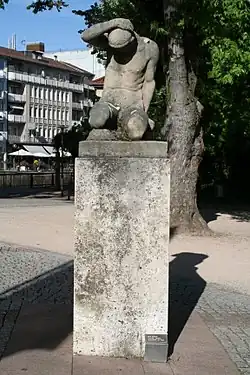 Kniender Jüngling (1918), Kriegerdenkmal in Pforzheim