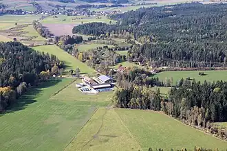 Blick über den unteren Teil der Teichstätte mit dem Weiler Pfrentschweiher, im Hintergrund das Dorf Pfrentsch