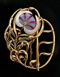 Gürtelschnalle mit Pfauenfeder-Ornamenten (Philippe Wolfers, 1898)