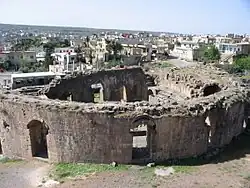 Das antike Theater von Philippopolis, im Hintergrund die moderne Stadt Schahba