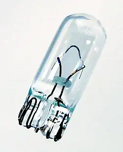 Glasquetsch­so­ckel W2,1×9,5d (12 V, 5 W), Lampe oft auch W5W genannt; als W3W mit glei­chem Sockel, aber 3 W.