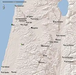 Eine Karte des Jesreel-Tals und der näheren Umgebung. Man sieht besonders im Westen des Tals eine Konzentration von Orten, in denen größere Mengen philistäischer Keramik gefunden wurde. Oft nimmt man auch Beit Scheʾan im Westen als philistäisch an; auch transjordanisch sind noch drei Orte abgebildet, von denen beispielsweise Fischer ähnliches annimmt.