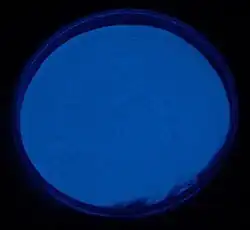 Leuchtpigment blau im Dunkeln