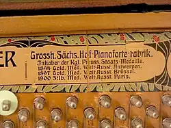 Auszeichnungen bis 1900 in einem Ritter-Klavier