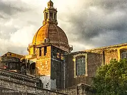 Kuppel und Glockenturm.