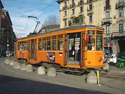 Der dritt­jüngste Wagen 2000 war 2009 noch im in den 1970er Jahren ein­ge­führten orangen An­strich im Einsatz