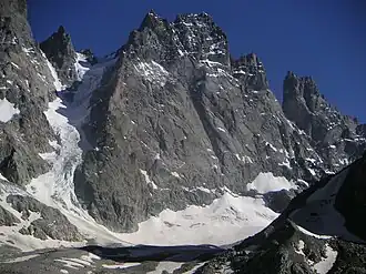 Pic sans Nom von Norden, rechts der Grateinschnitt Coup de Sabre und der Pic de Coup de Sabre.