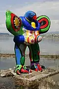 Deckender Farbauftrag und Farbe-an-sich-Kontrast. Niki de Saint Phalle (1930–2002): Liebesvogel.