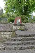 Piesbach, Mariengrotte vor der Kirche