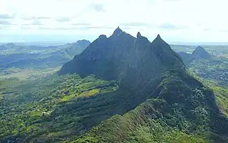 Der Berg Pieter Both von Südwesten aus gesehen (zweiter Gipfel von links)