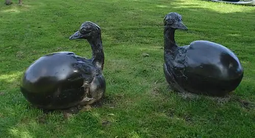 Twee ooievaars in een ei